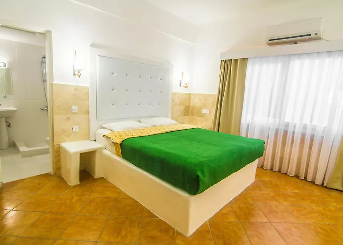 The Pine Bay Club 호텔 키레니아