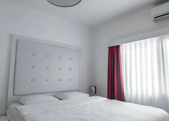 The Pine Bay Club 키레니아